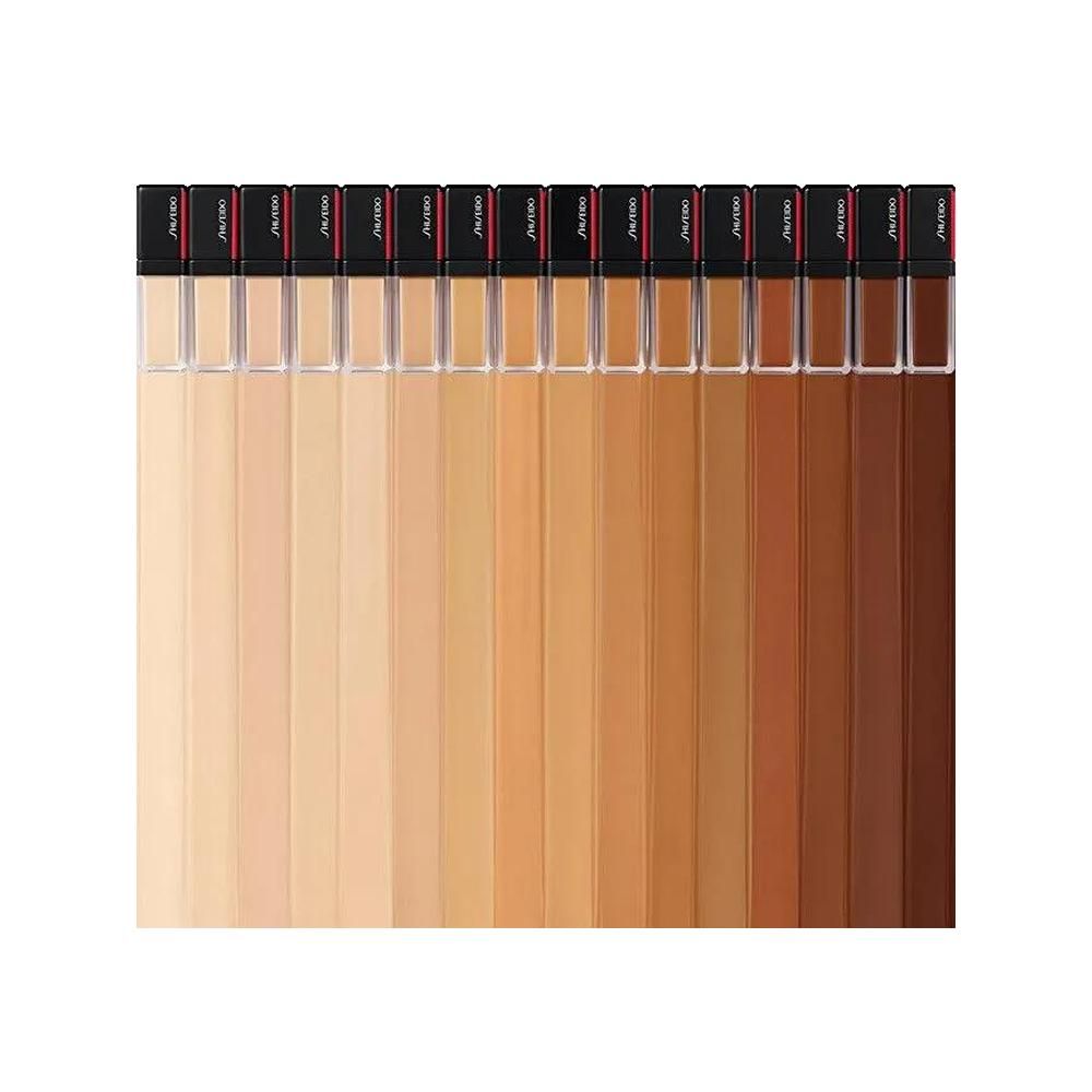 Reihe von Concealer-Farbtönen. Verschiedene Hauttöne. Transparente Behälter. Schwarze Kappen.