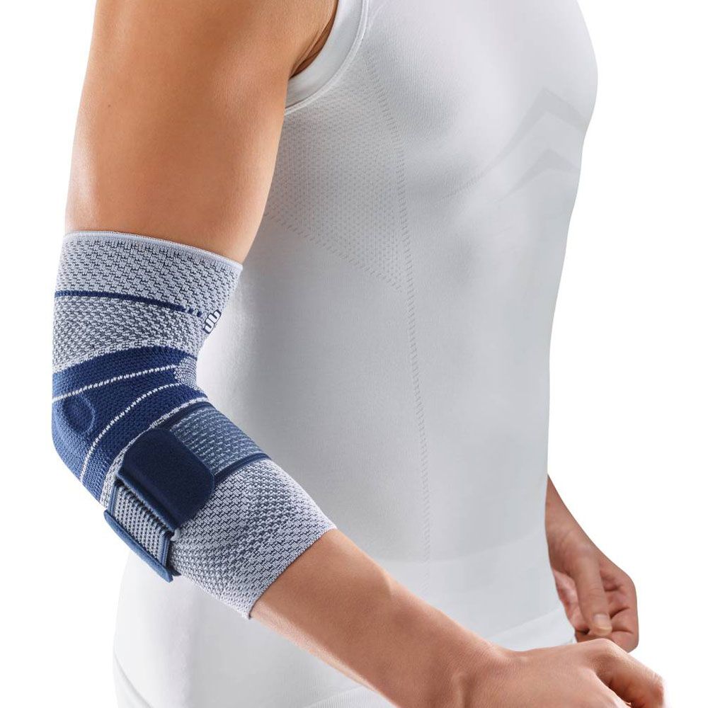 Person mit Elbogenbandage. Grau-blaues Gestrick mit blauen Akzenten und Klettverschluss.