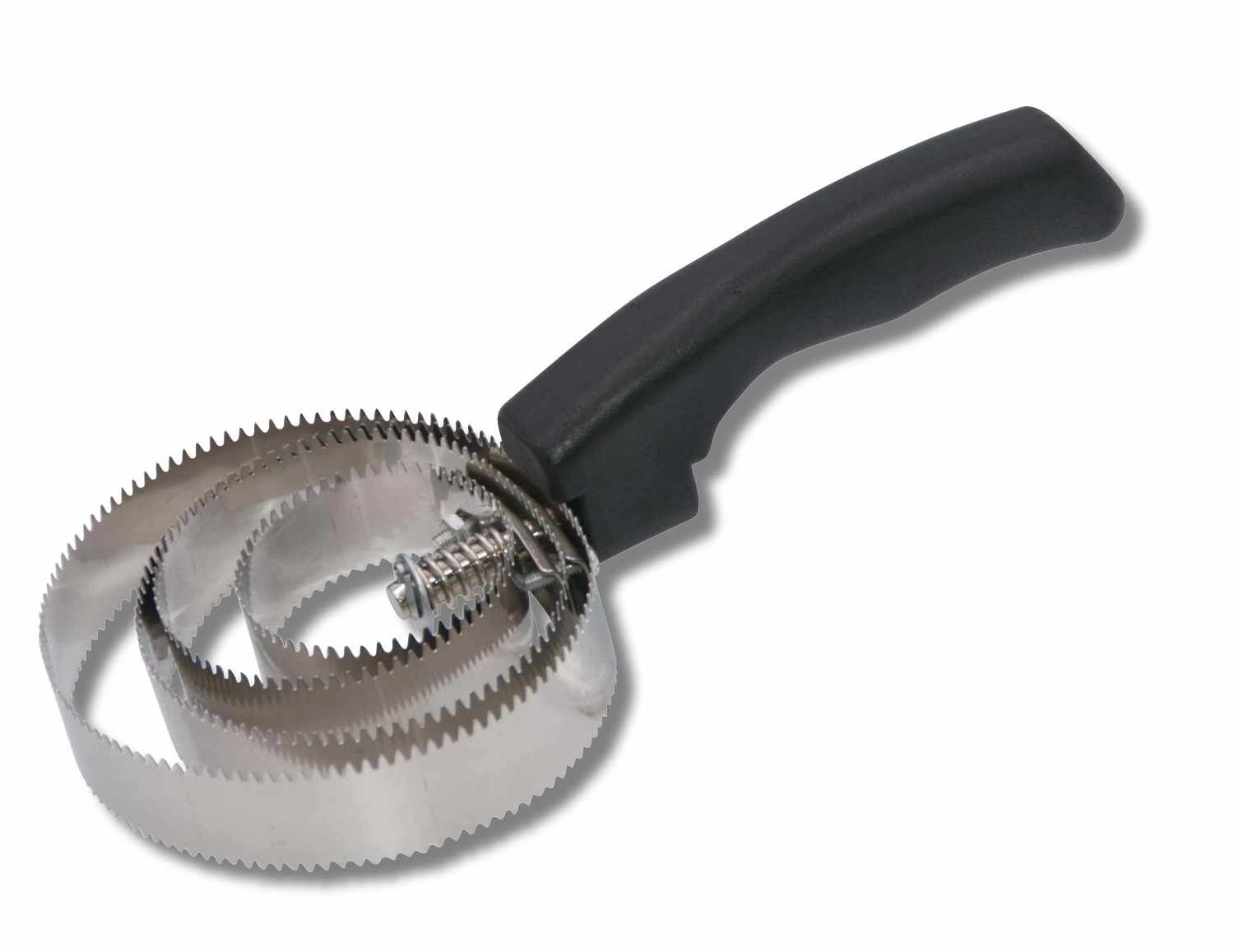 Metall-Spiralstriegel mit schwarzem Griff. Der Striegel hat gezahnte Kanten.
