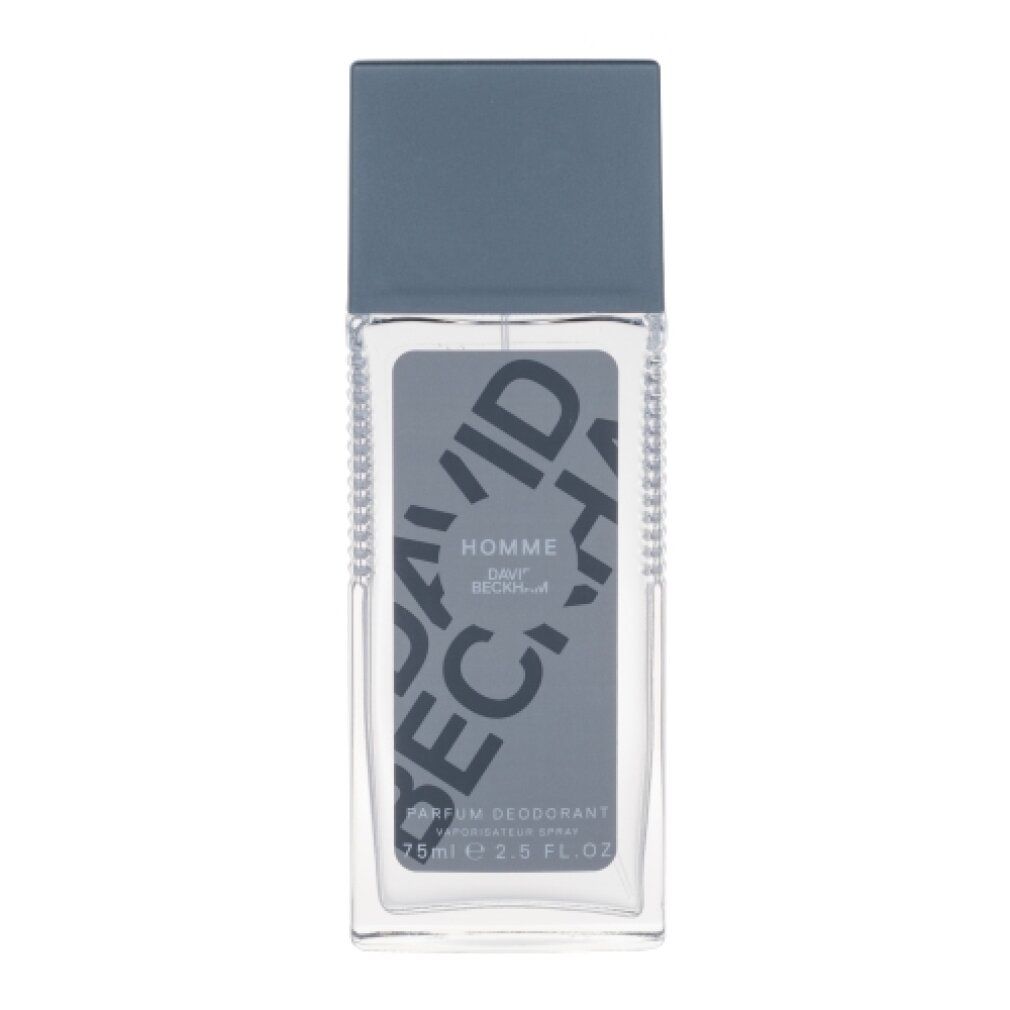 Deodorant-Spray von David Beckham Homme. Rechteckige Flasche mit grauem Deckel und Etikett. Text: HOMME, DAVID BECKHAM, Parfum Deodorant.