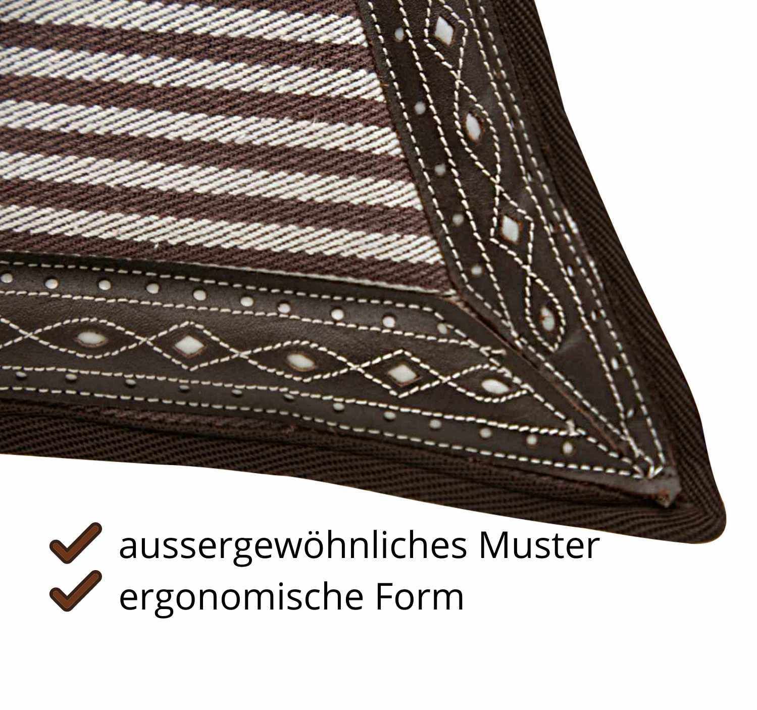 Detail der Schabracke mit braunen und weißen Streifen. Braune Einfassung mit weißem Zierband. Ergonomische Form.