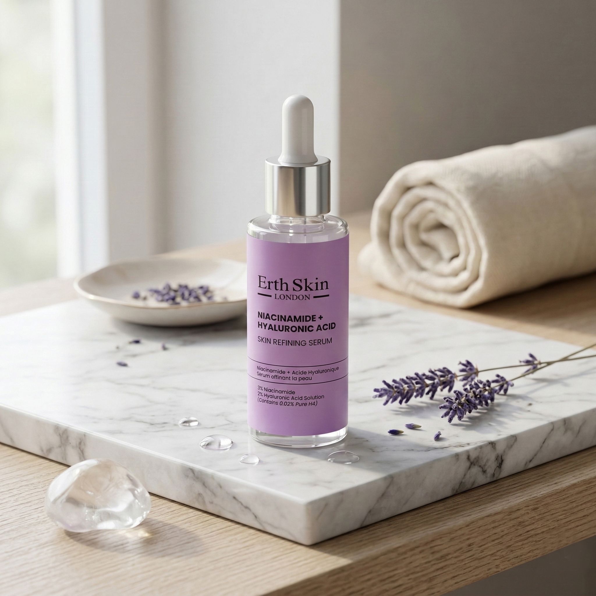 Eine Pipettenflasche mit lila Etikett, auf dem "Erth Skin London Niacinamide + Hyaluronic Acid Skin Refining Serum" steht.