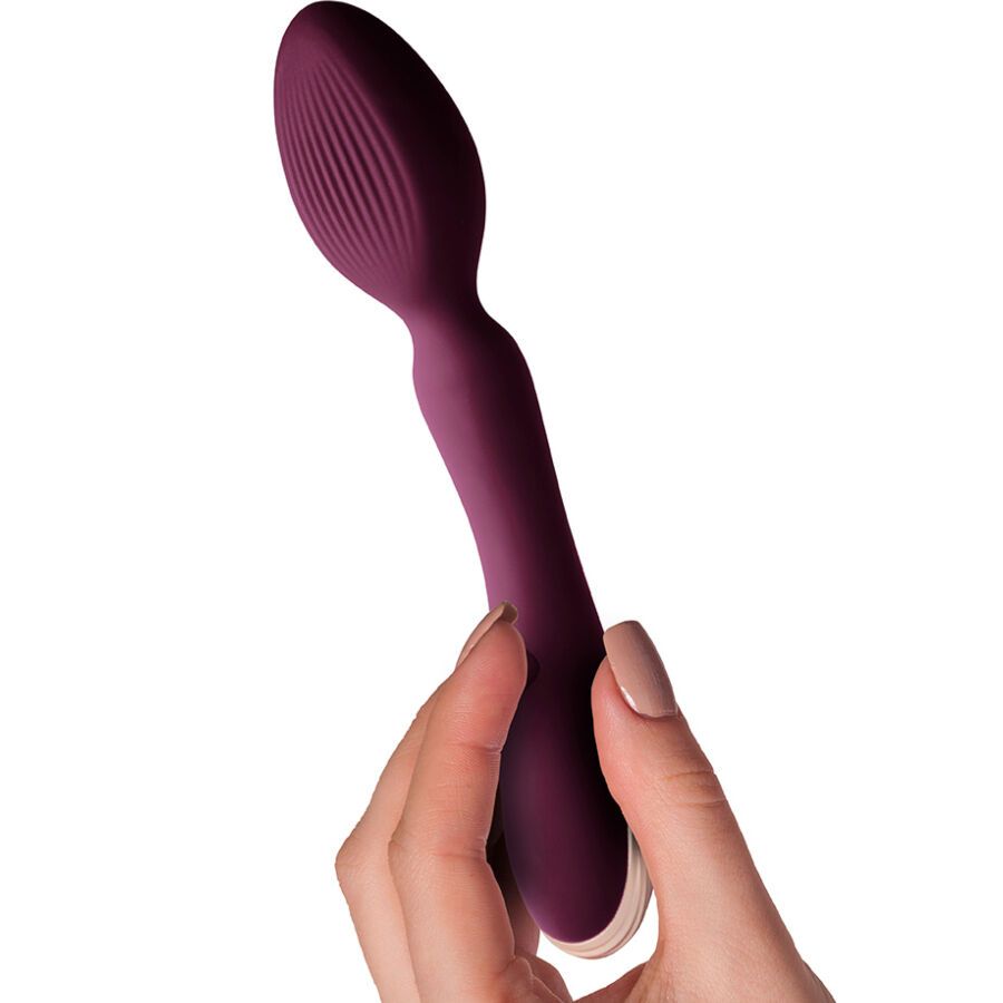 Hand hält einen lila Vibrator mit geripptem Kopf und schlankem Griff. Goldener Akzent.