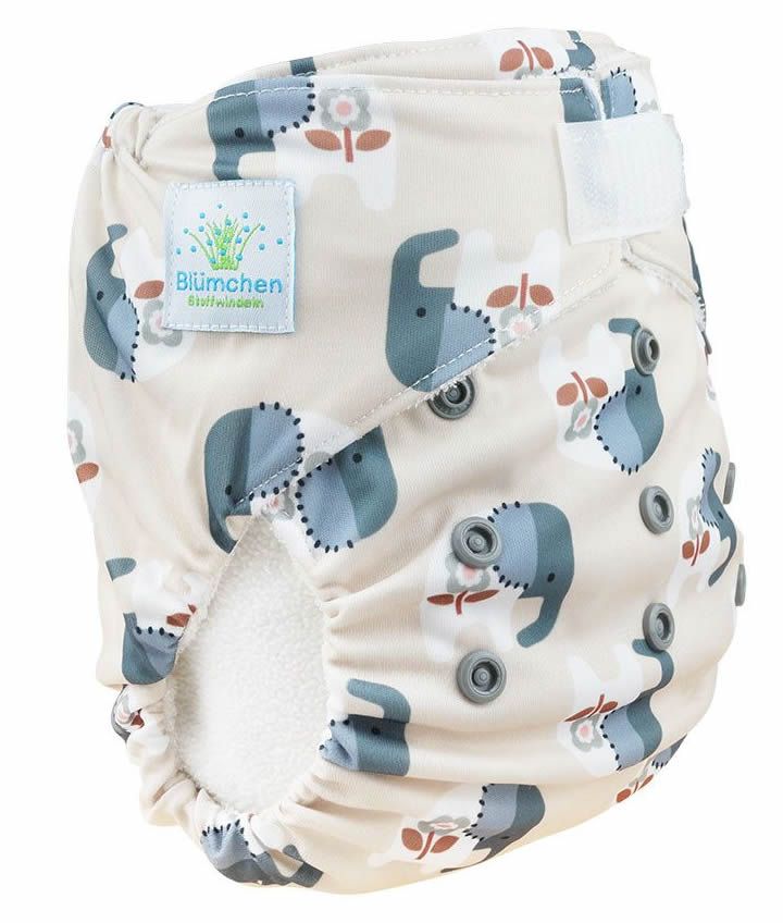 Stoffwindel mit Elefantenmuster. Klettverschluss und Druckknöpfe. Logo "Blümchen" sichtbar. Beige Grundfarbe mit blauen und braunen Elementen.