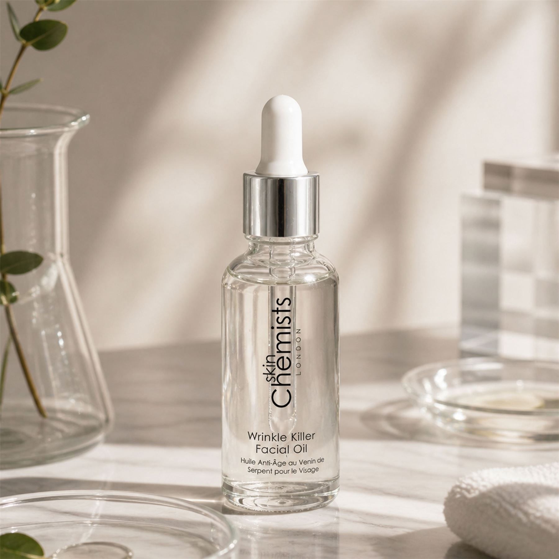 SkinChemists Faltenbekämpfendes Anti-Aging-Gesichtsöl in Laborumgebung.