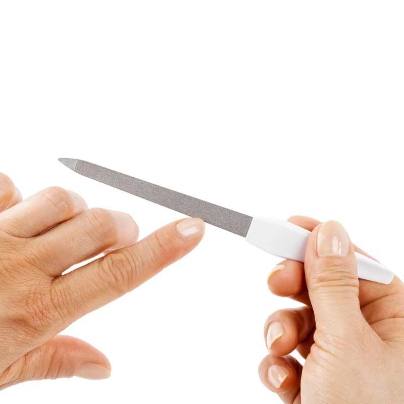 Nagelfeile mit geradem Feilenblatt, weißer Griff, wird an einem Finger verwendet. Feilenblatt aus Metall.