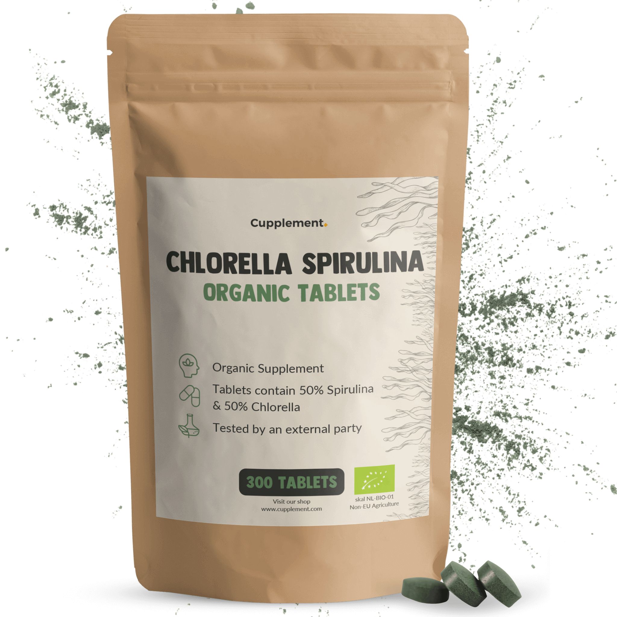 Beutel mit Tabletten. Aufschrift: Chlorella Spirulina Organic Tablets. 300 Tabletten. Grünliche Tabletten daneben. Grünes Pulver.