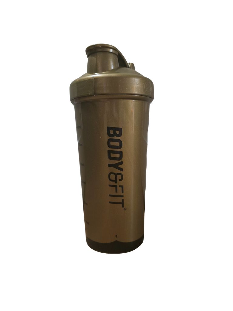 Goldfarbener Shaker mit schwarzem Schriftzug BODY&FIT. Messskala auf der Seite. Deckel mit Trinköffnung.