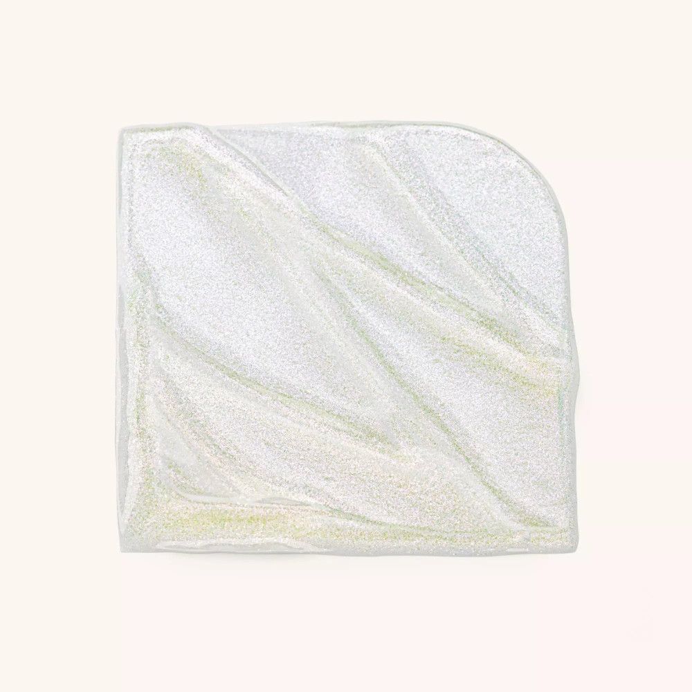 Quadratische, transparente Folie mit schimmernder Textur. Leichte Falten.