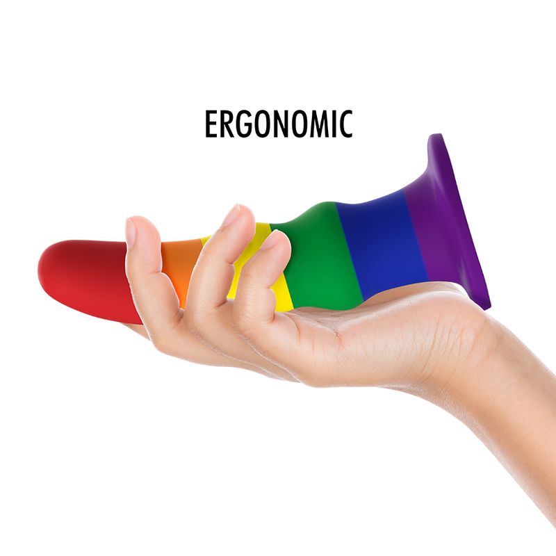 Regenbogenfarbiger Dildo, ergonomisch geformt, in einer Hand gehalten.