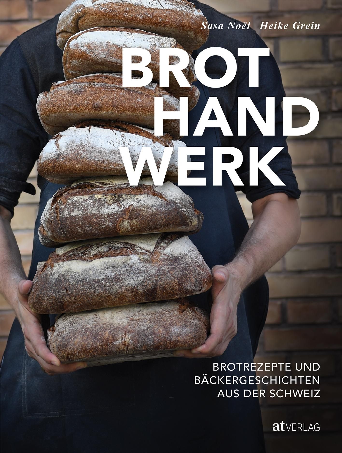 Buchcover mit dem Titel BROT HANDWERK. Auf dem Cover sind Brote gestapelt, gehalten von einer Person. Autoren: Sasa Noël, Heike Grein.