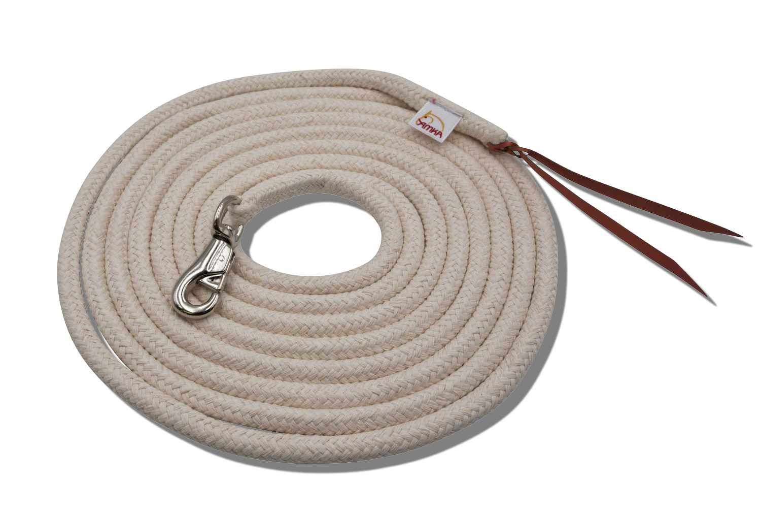 Beige AMKA Bodenseil. Baumwollseil mit Lederriemen und Karabinerhaken. Auf weißem Hintergrund.