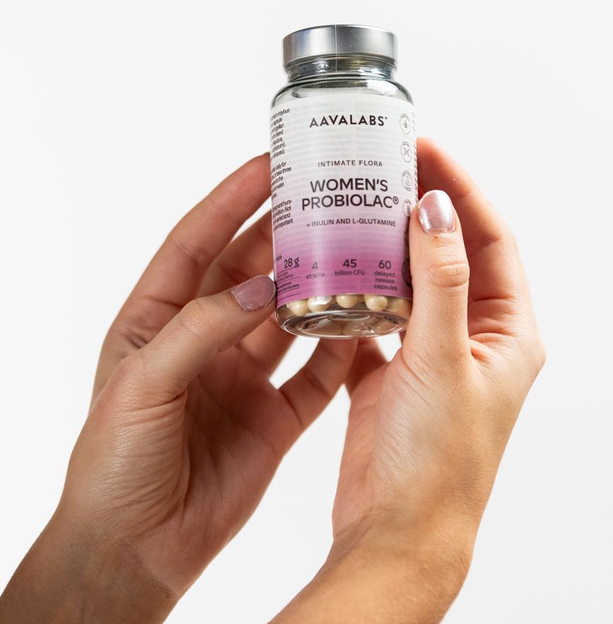 Hände halten eine Flasche Aavalabs Women's Probiolac.
