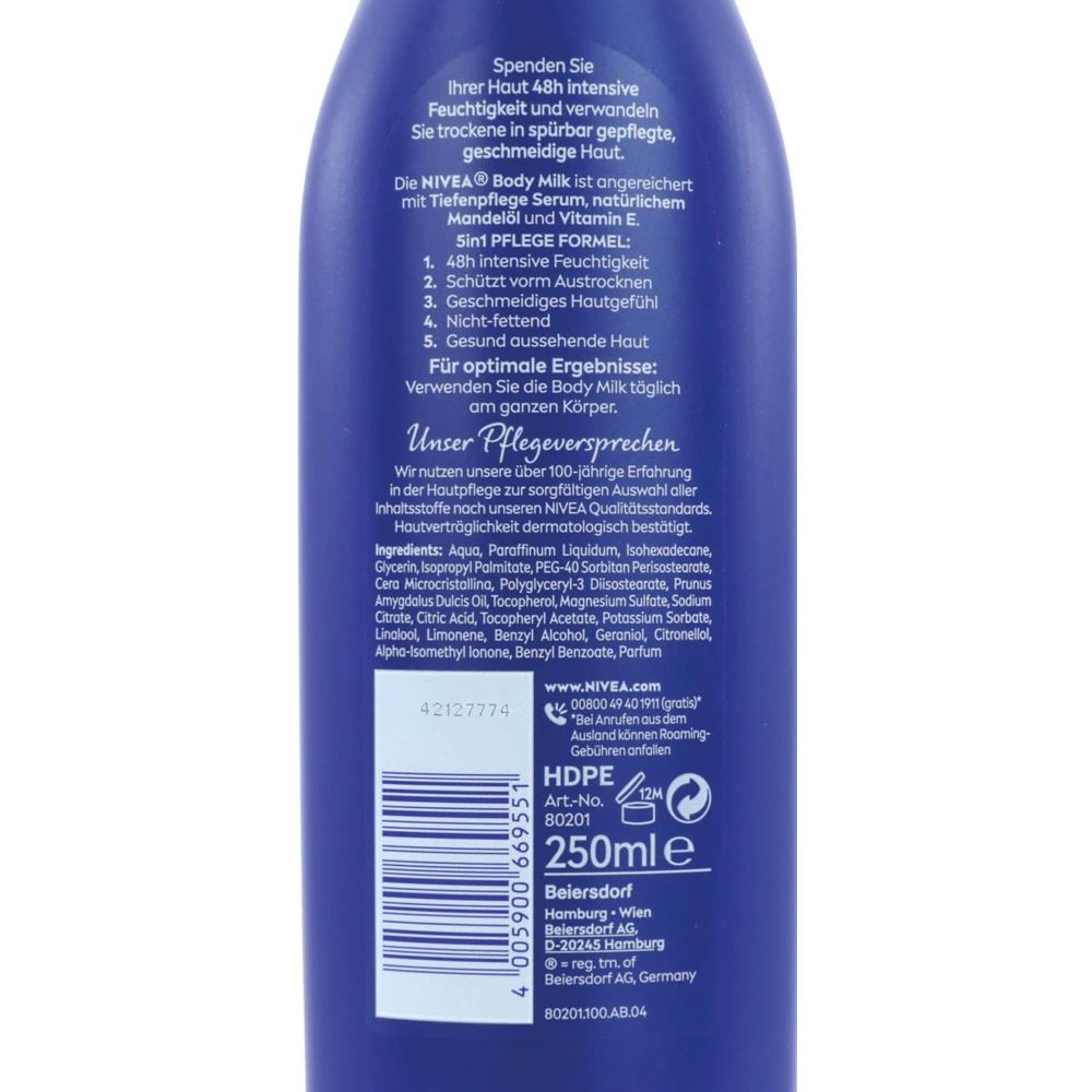 Rückseite der NIVEA Body Milk Flasche. Text: 48h intensive Feuchtigkeit, schützt vor Austrocknen, geschmeidiges Hautgefühl, nicht fettend, gesund aussehende Haut. 250ml.