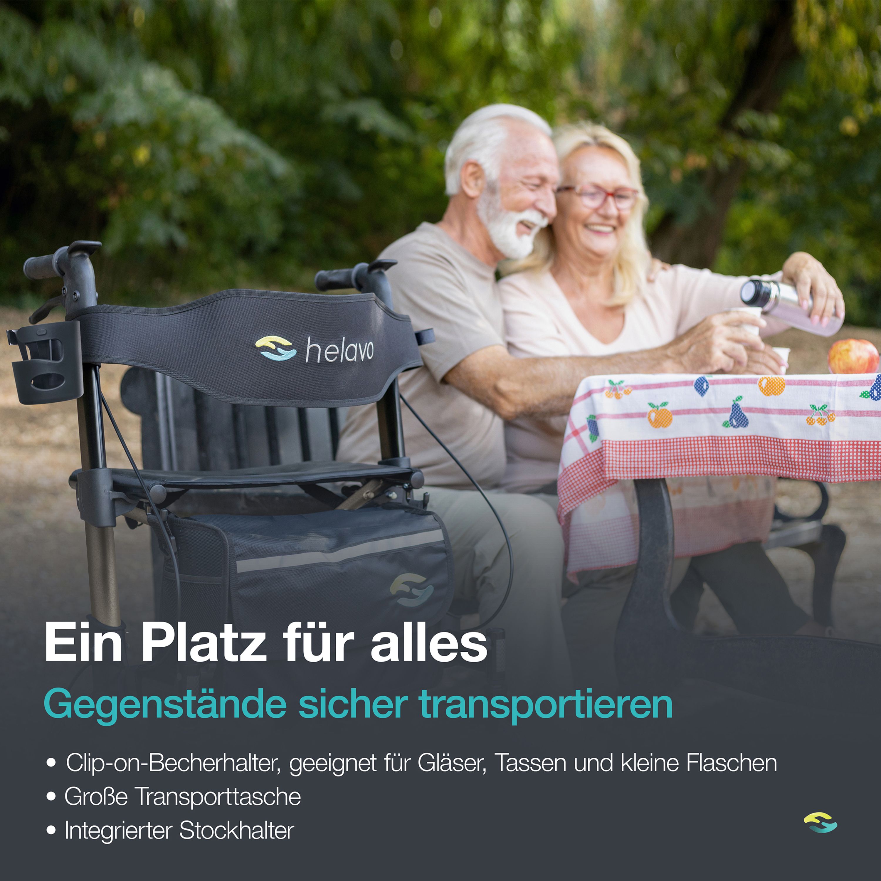 Paar im Park mit Rollator, der eine große Tasche, einen Becherhalter und einen Stockhalter hat.