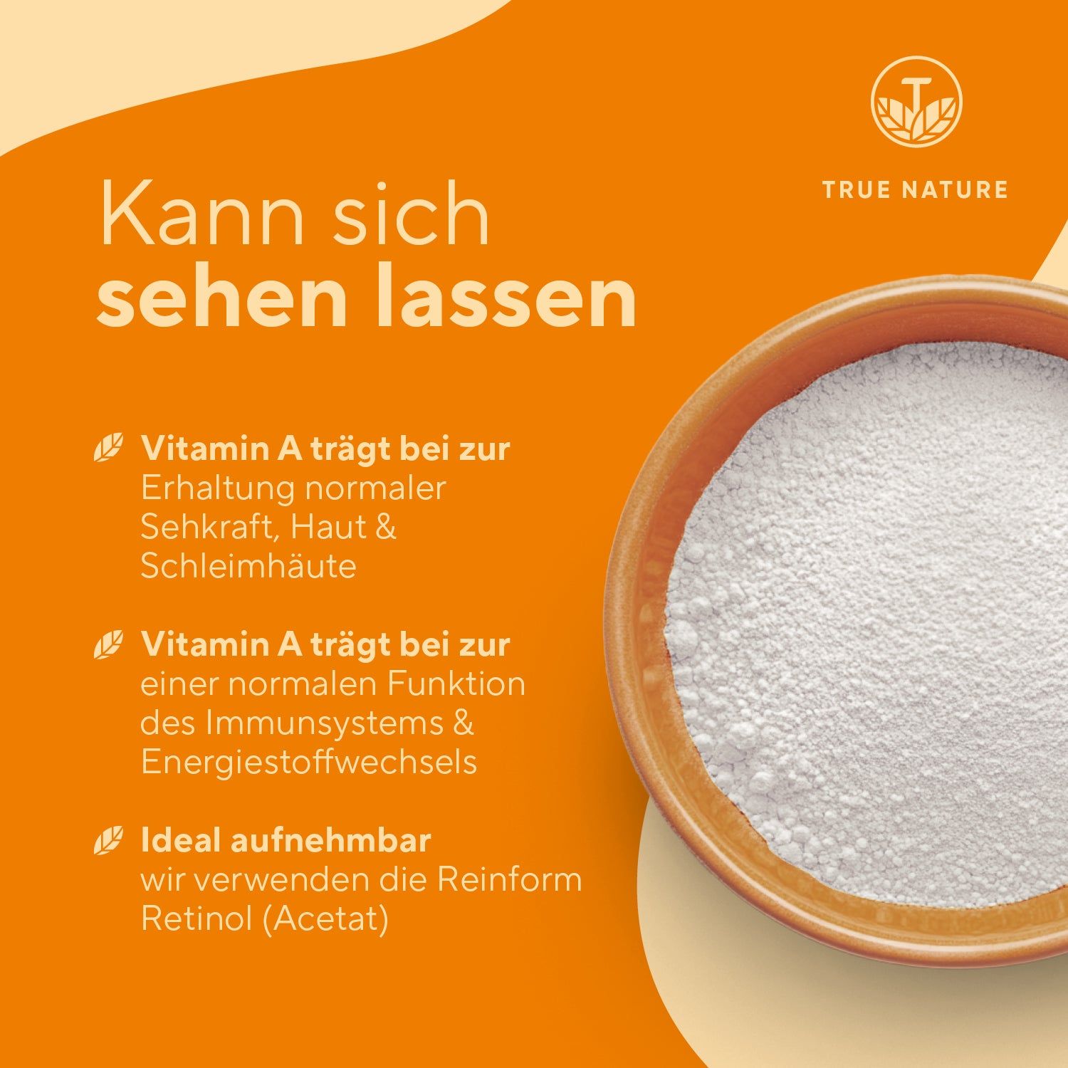 Schüssel mit weißem Pulver. Text: Vitamin A trägt zur Erhaltung normaler Seh-, Haut- & Schleimhautfunktion bei. Ideal aufnehmbar.