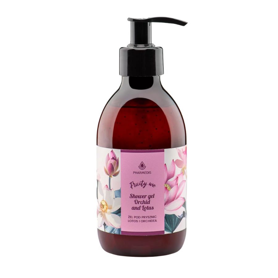 Flasche mit Pumpverschluss. Etikett mit Orchideen- und Lotusblüten-Illustrationen. Text: Fruity me, Shower gel Orchid and Lotus.