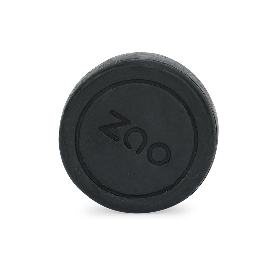 Runder, schwarzer ZAO-Gesichtsreiniger. Geprägtes Logo. Geriffelte Seiten.