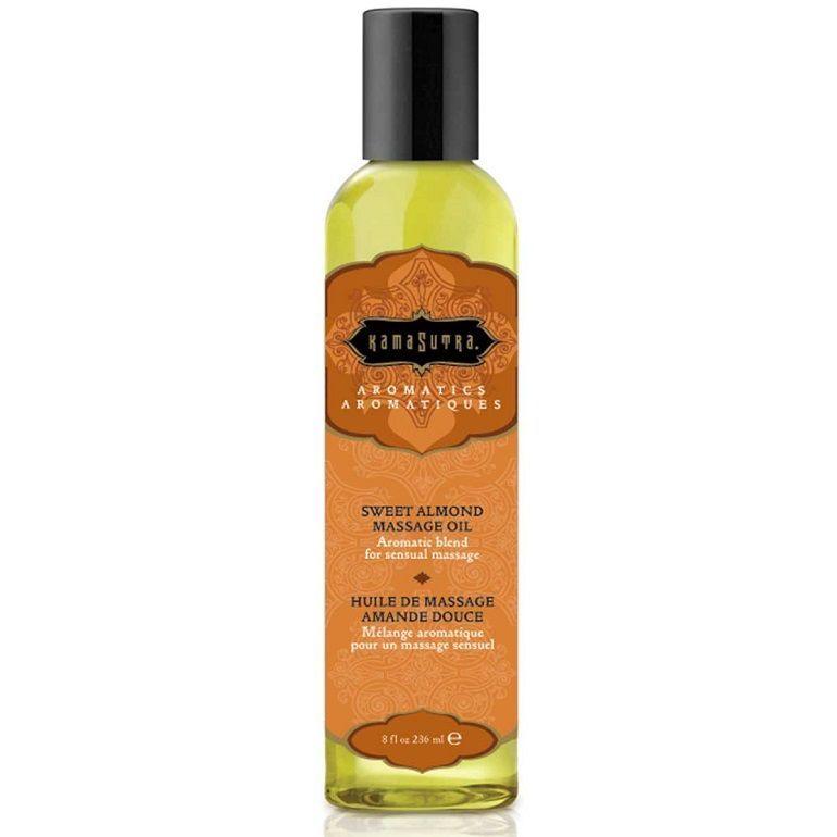 Kamasutra Massageöl. Flasche mit schwarzem Deckel und braunem Etikett. Text: Sweet Almond Massage Oil, Huile de massage amande douce.