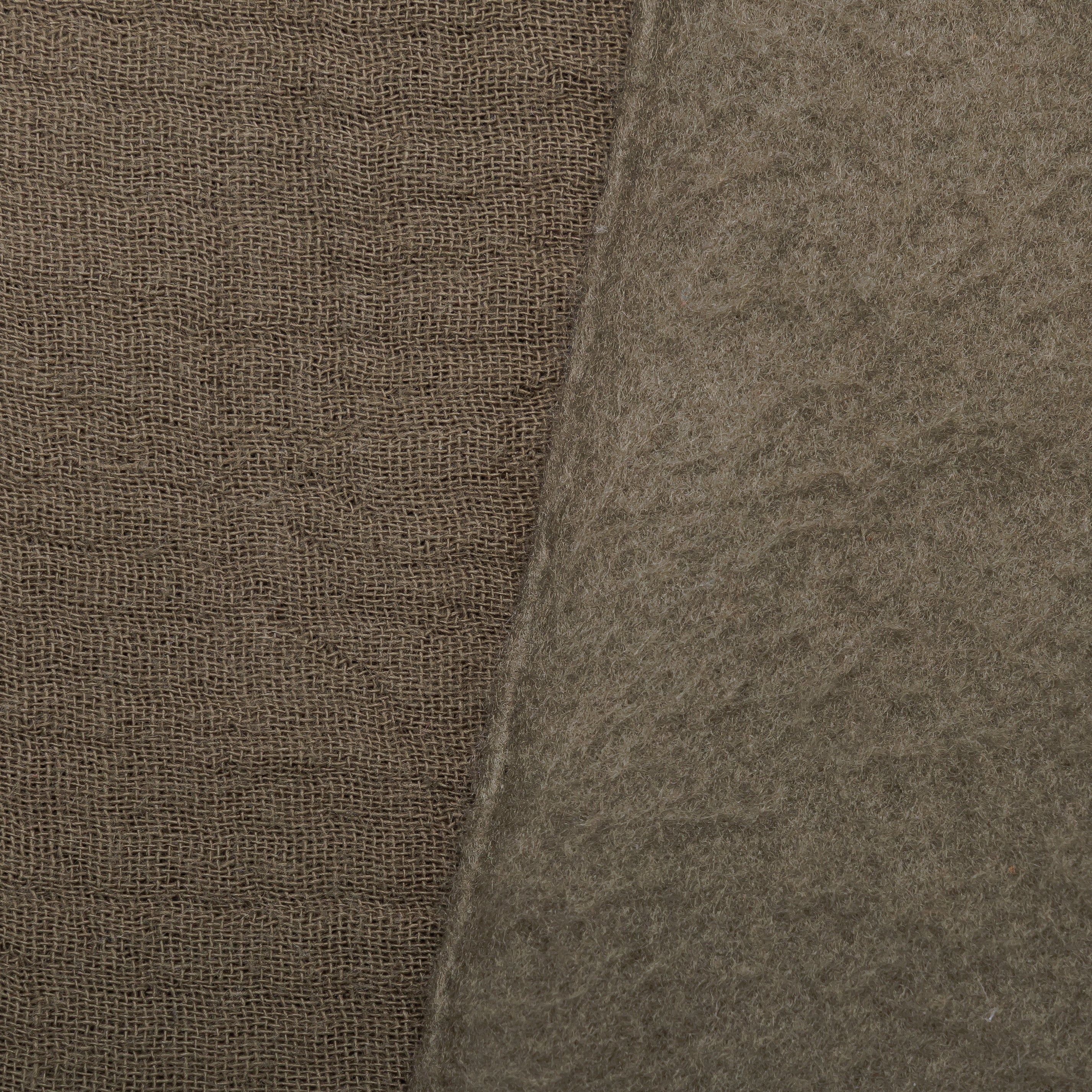 Zwei Stoffproben in Olive. Links grob gewebt, rechts weich und flauschig. Nahaufnahme.