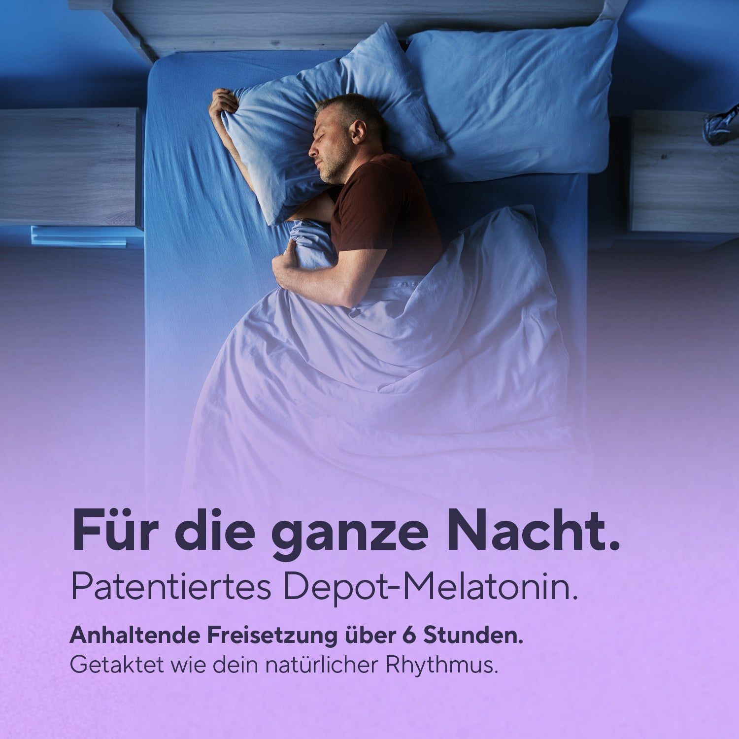 Mann schläft im Bett. Text: Für die ganze Nacht. Patentiertes Depot-Melatonin. Anhaltende Freisetzung über 6 Stunden. Getaktet wie dein natürlicher Rhythmus.