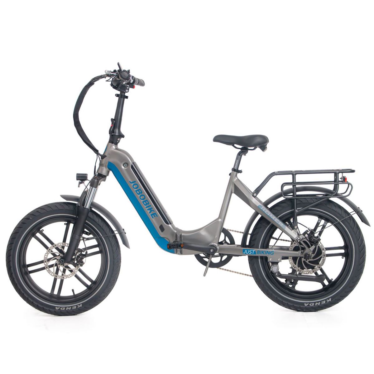 Grau-blaues E-Bike mit schwarzen Reifen. JOBOBIKE-Logo am Rahmen. Gepäckträger. Kenda-Reifen.