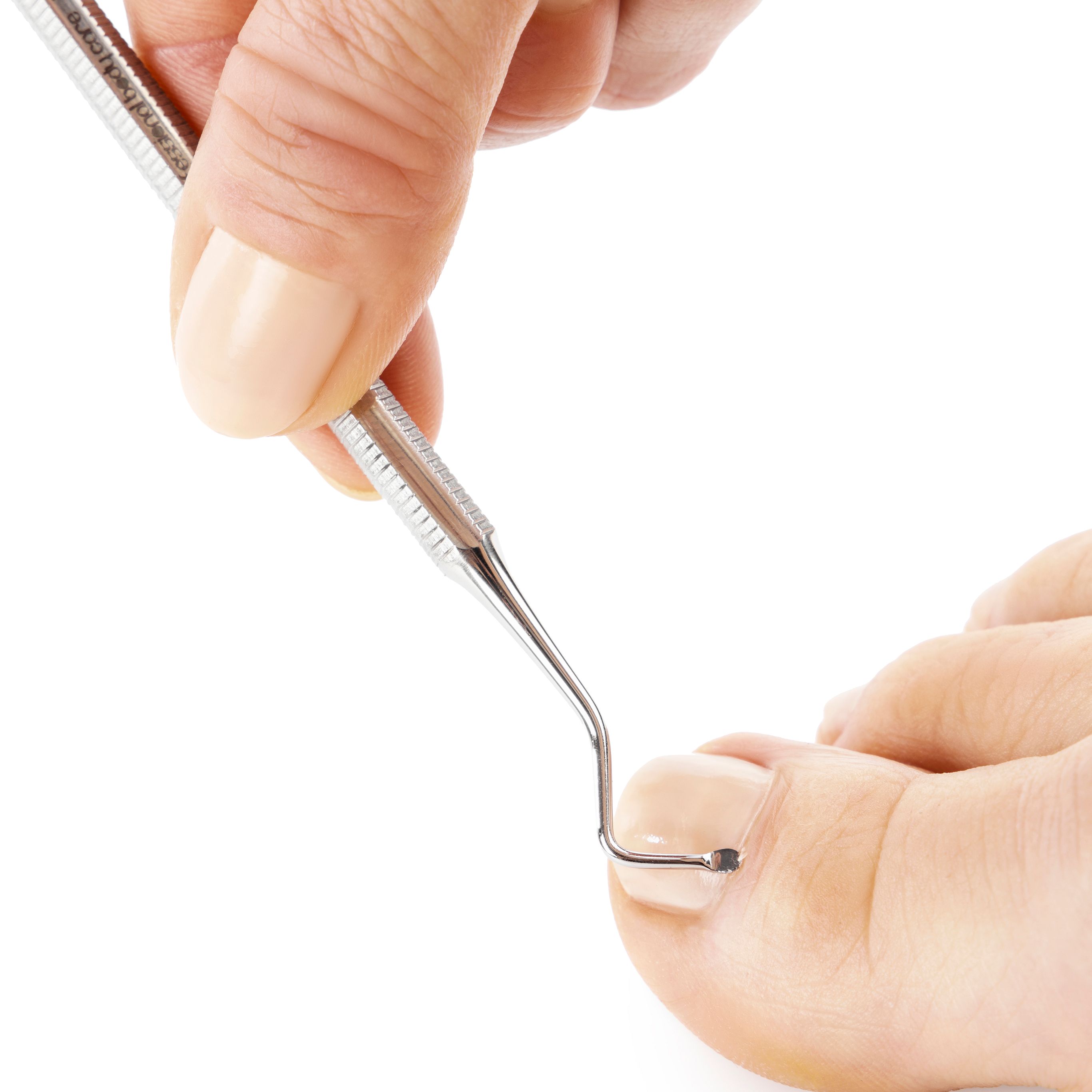 Hand hält ein medizinisches Instrument zur Anwendung am Zehennagel.
