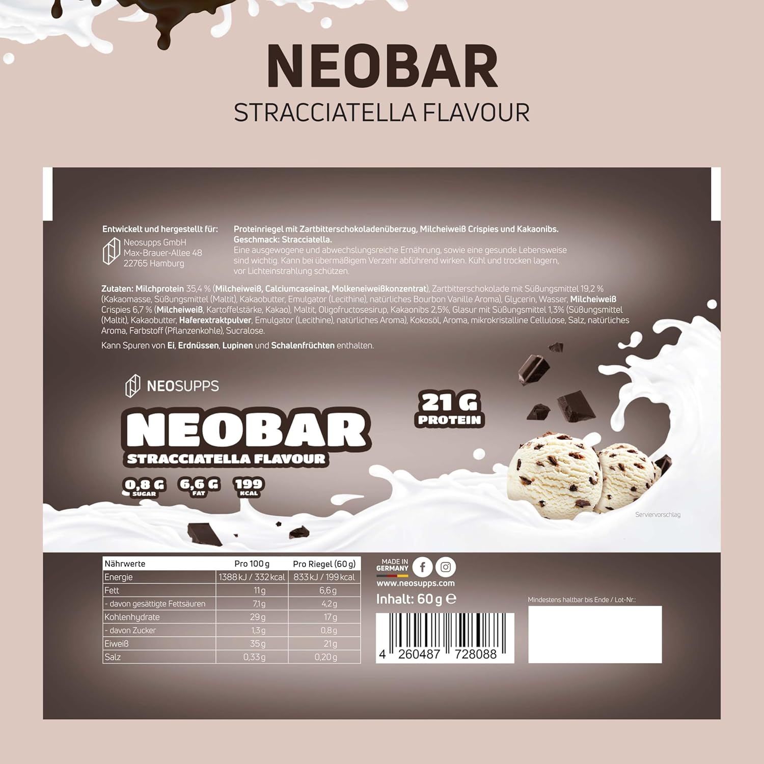 Verpackung von NEOBAR Stracciatella. Aufdruck: NEOBAR, 21g Protein, Nährwertangaben, Zutatenliste, Logo. Hintergrund: Milchspritzer und Schokostücke.