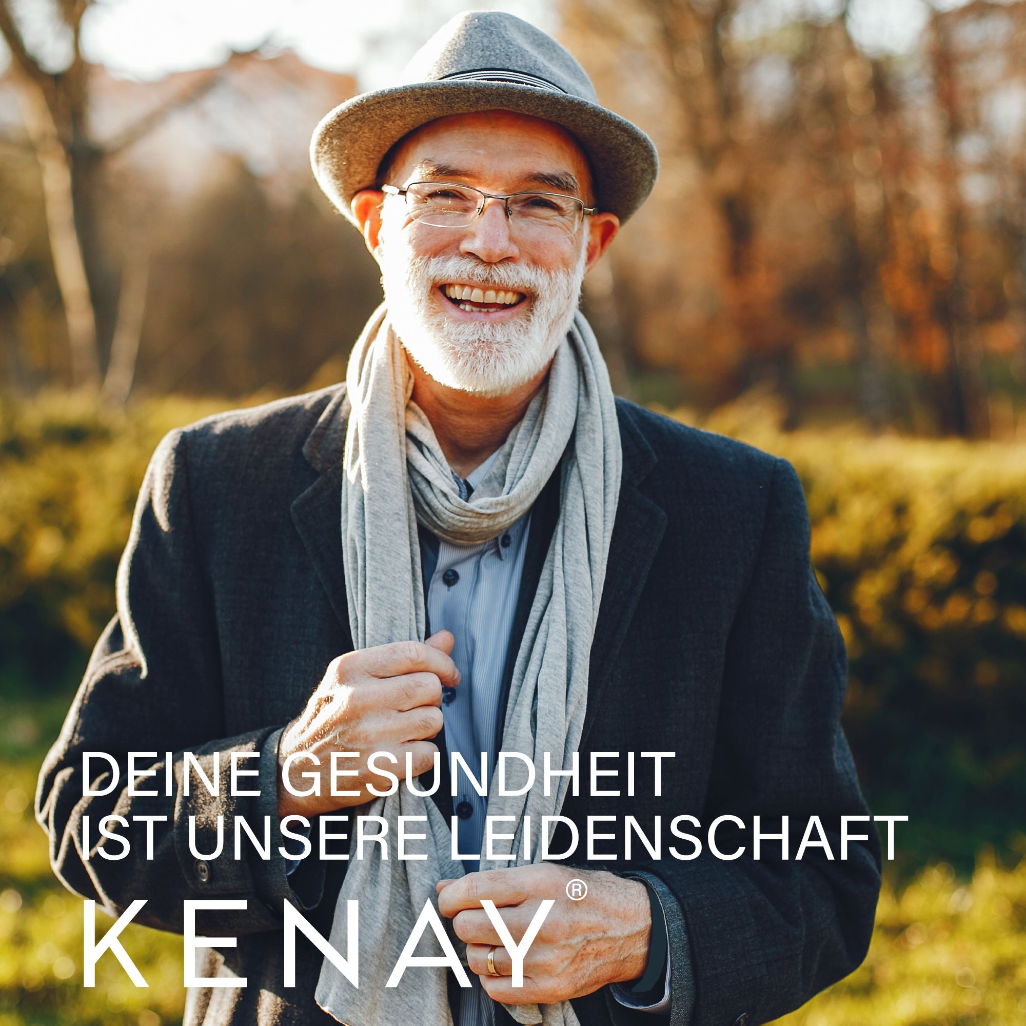 Älterer Mann mit Hut und Schal. Text: Deine Gesundheit ist unsere Leidenschaft. Logo: KENAY.