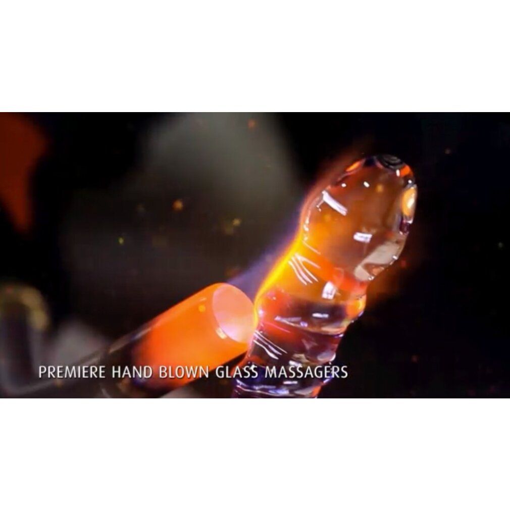 Glasmassagegerät wird erhitzt. Aufschrift: PREMIERE HAND BLOWN GLASS MASSAGERS.