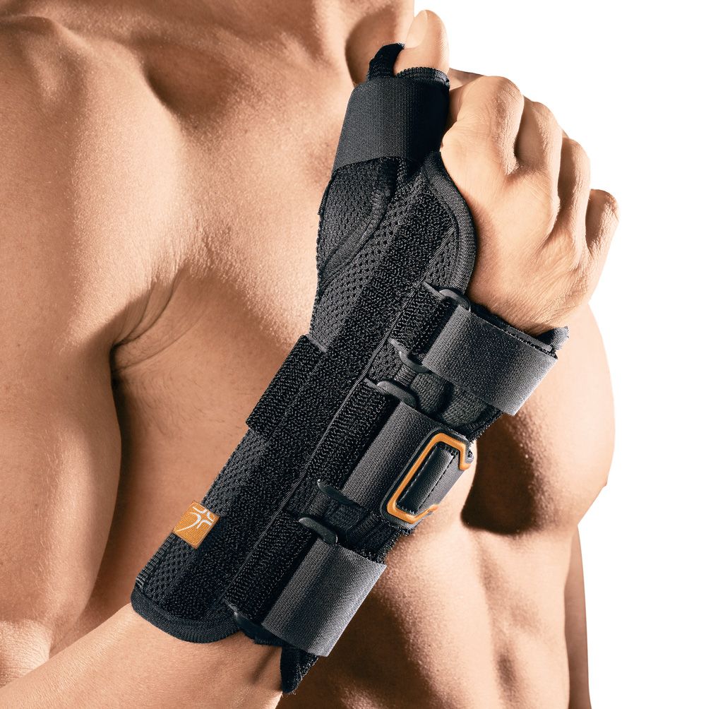 Handgelenkstütze, schwarz. Klettverschlüsse und Schnallen. Auf Arm getragen.