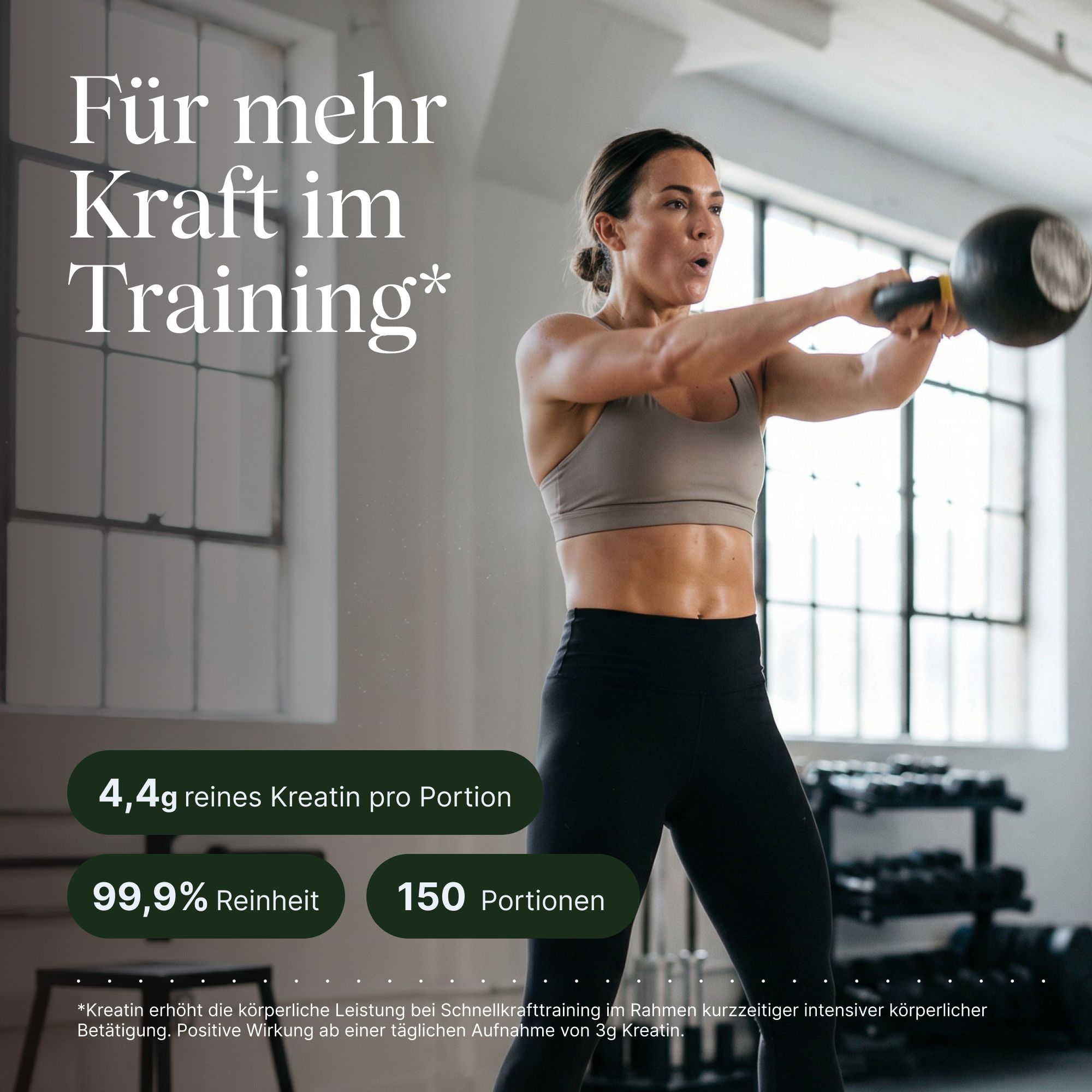 Frau hebt Kettlebell, VETAIN Kreatin Monohydrat für Kraft im Training.
