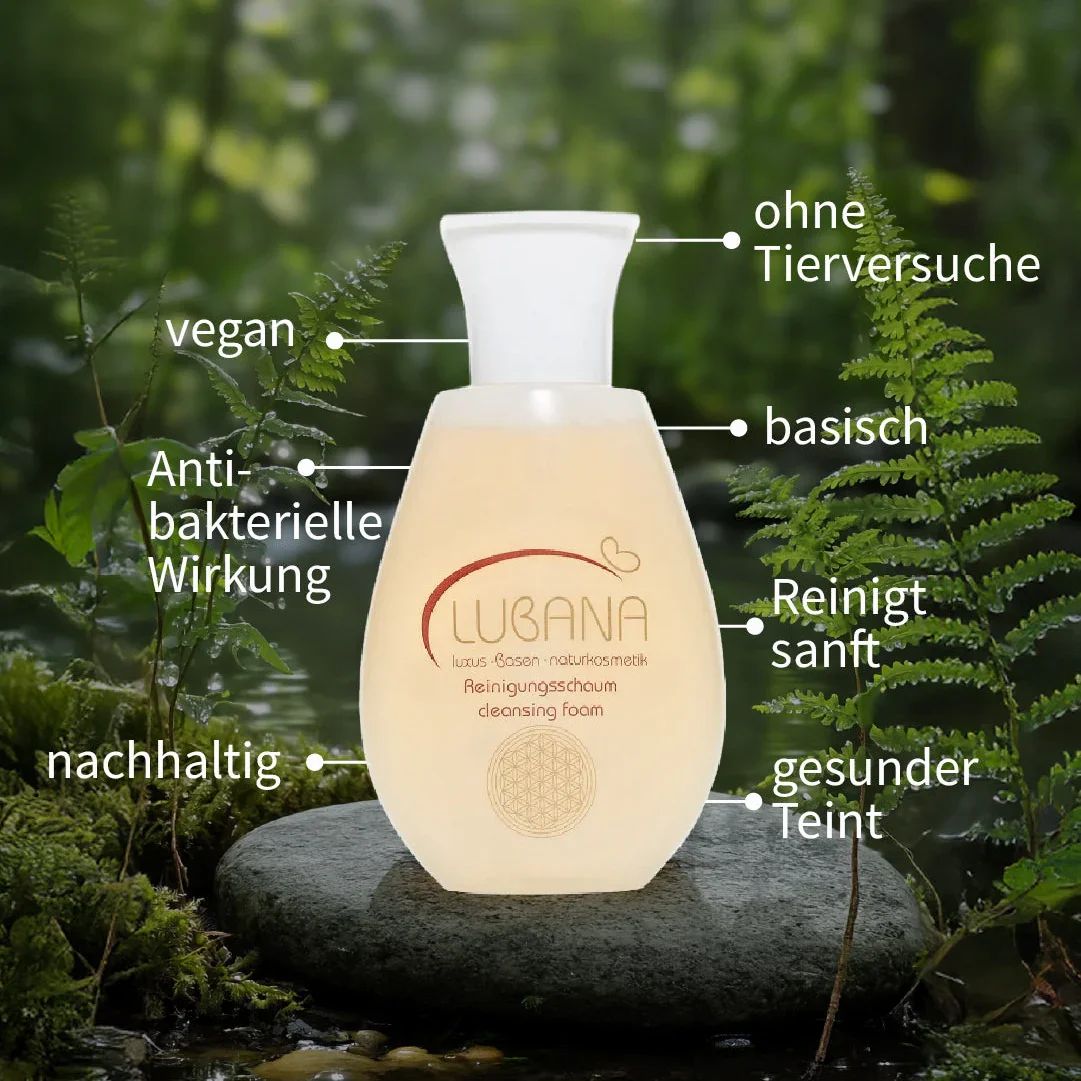 Beige Flasche mit weißem Verschluss. Aufschrift: LUBANA, Reinigungsschaum. Text: vegan, antibakteriell, nachhaltig, ohne Tierversuche, basisch, reinigt sanft, gesunder Teint.