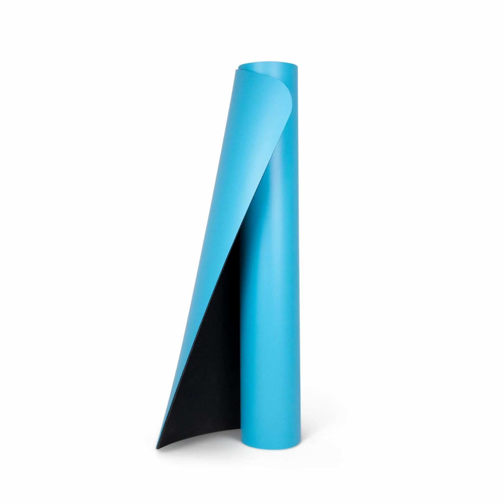 Blau gerollte Yogamatte, teilweise ausgerollt, schwarze Unterseite sichtbar.