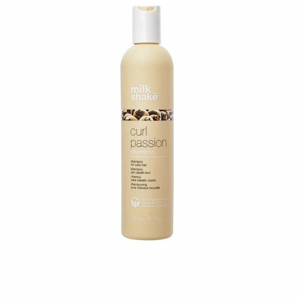 Beige Shampoo-Flasche mit weißem Deckel. Aufschrift: Milk Shake, Curl Passion. Für lockiges Haar. Mehrsprachige Angaben.
