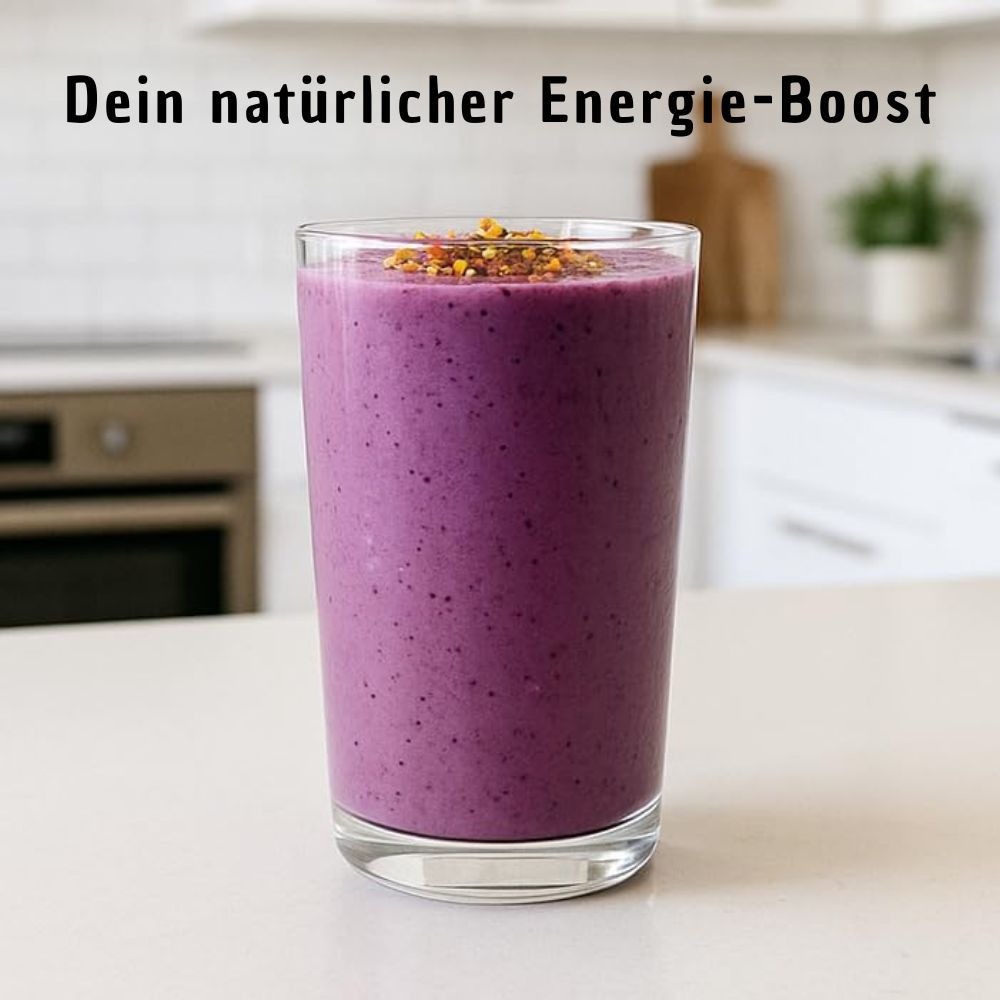 Glas mit lila Smoothie. Oben Blütenpollen. Text: Dein natürlicher Energie-Boost.