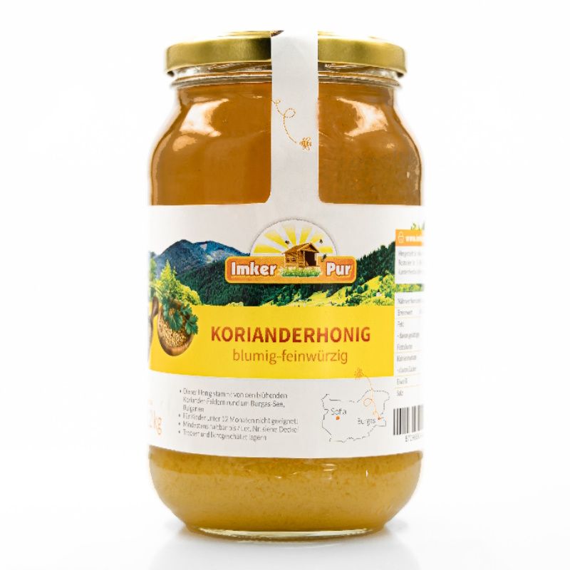 Glas mit ImkerPur Korianderhonig. Etikett mit Landschaftsmotiv und Schriftzug. Nahaufnahme.