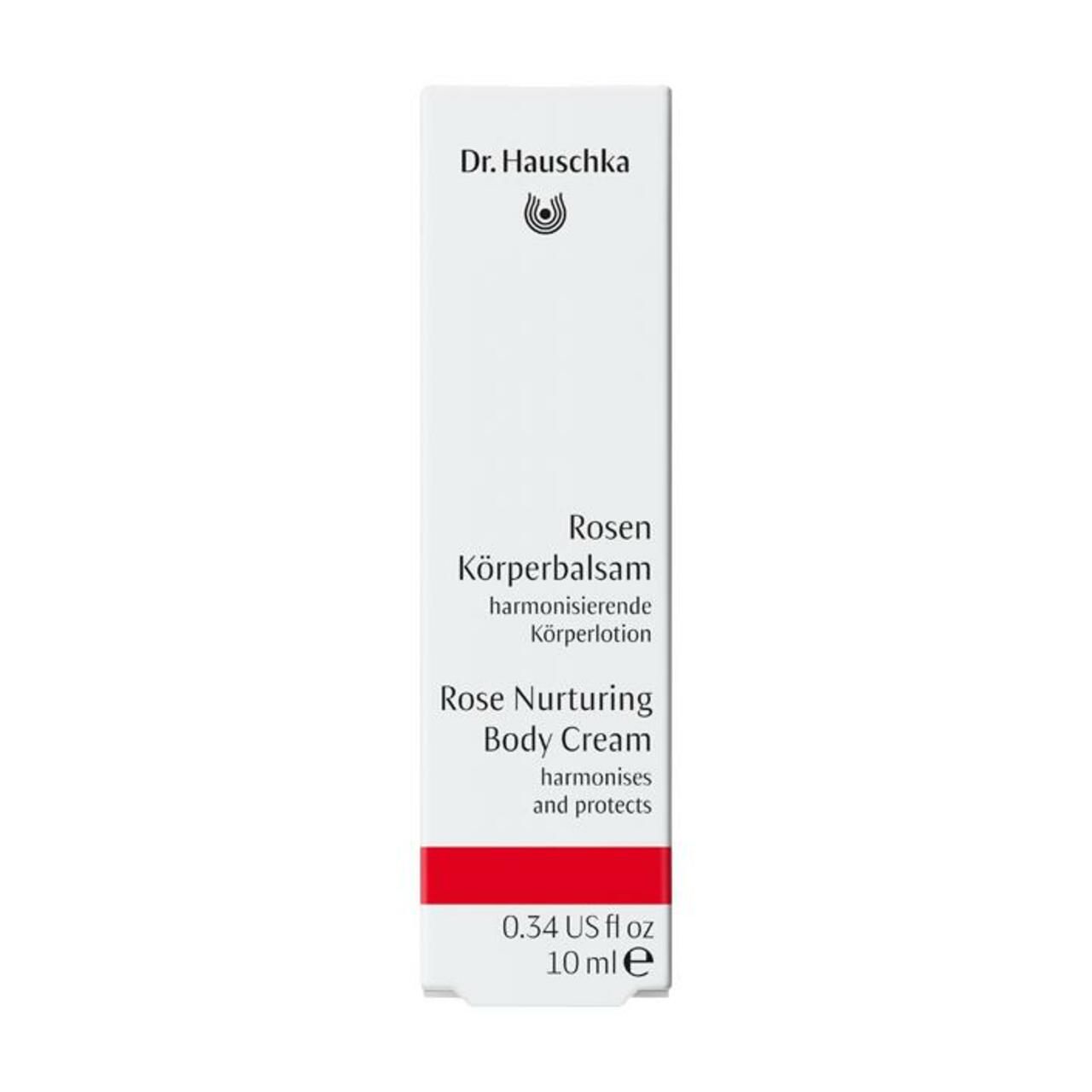 Körperbalsam-Verpackung. Weiß mit rotem Streifen. Schriftzug: Dr. Hauschka, Rosen Körperbalsam, Rose Nurturing Body Cream.