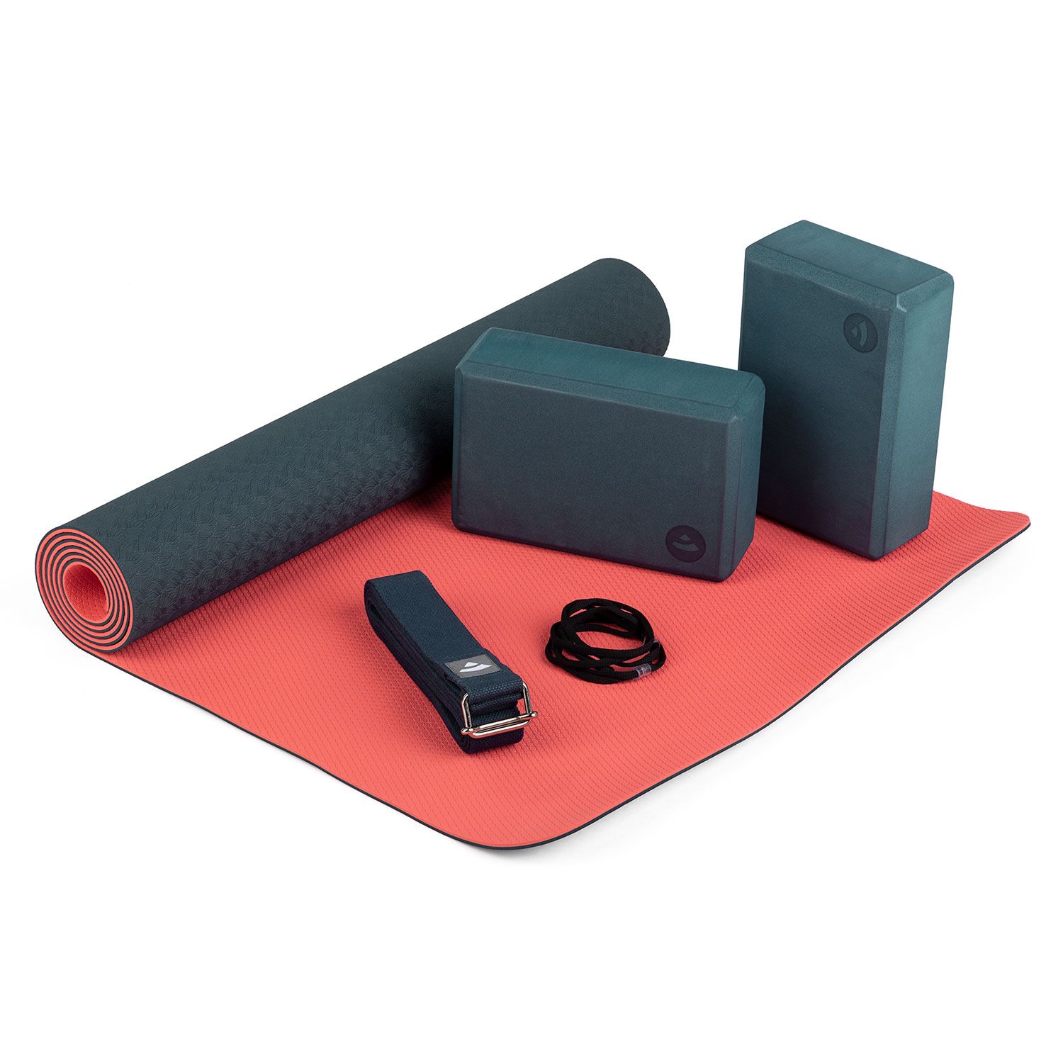 Yoga-Set FLOW, BLAU. Enthält Yogamatte, Blöcke, Gurt und Ring. Matte rot/blau, Blöcke blau. Logo auf Blöcken und Matte.