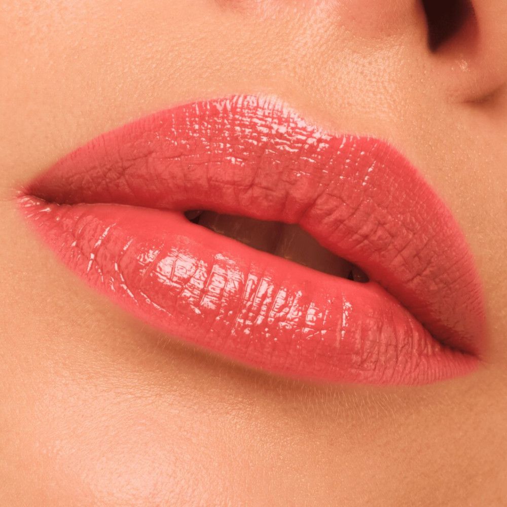 Nahaufnahme von glänzenden Lippen in einem rosafarbenen Farbton.