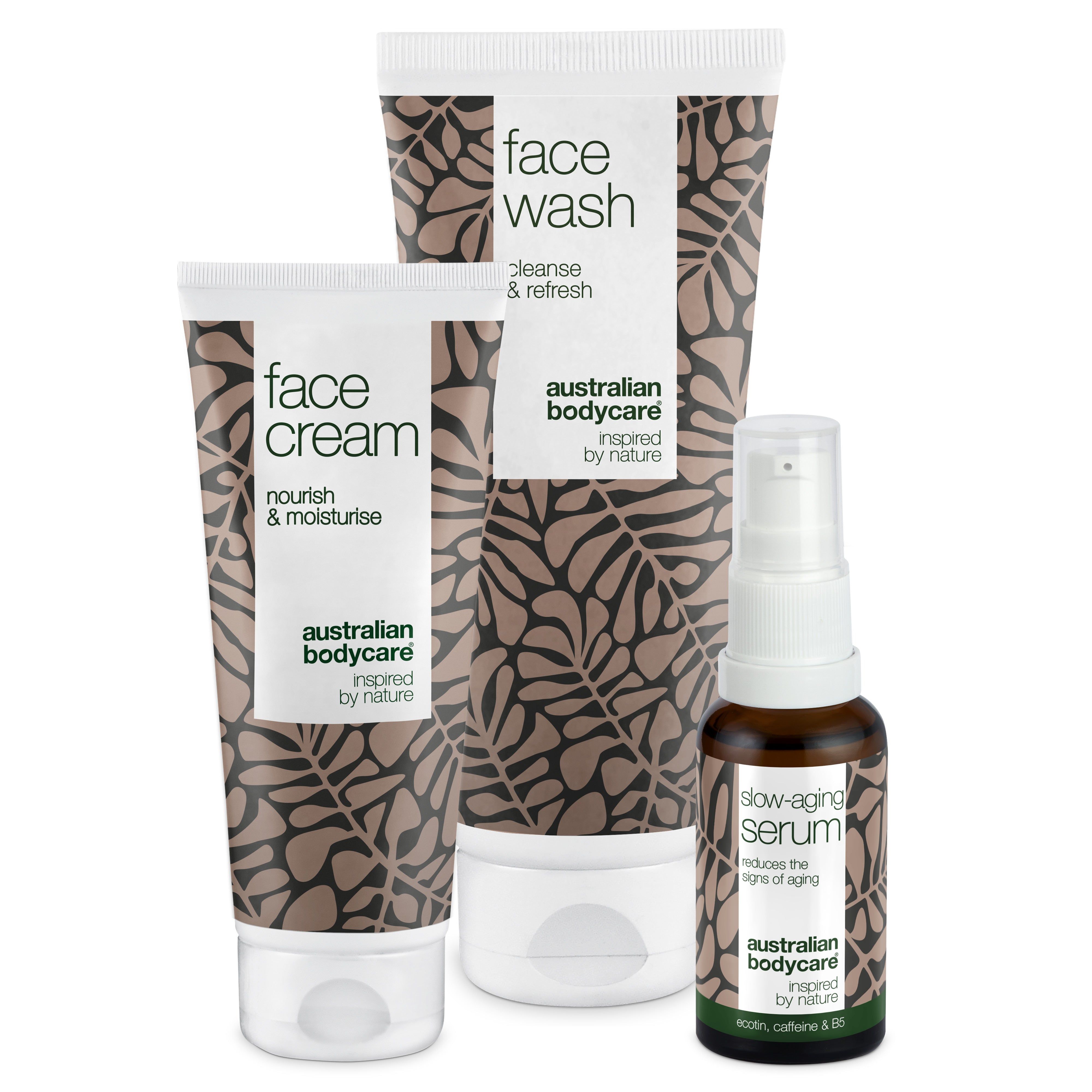 Gesichtscreme, Gesichtswäsche und Serum. Alle Produkte haben weiße Tuben und Flaschen mit braunen Blättern.