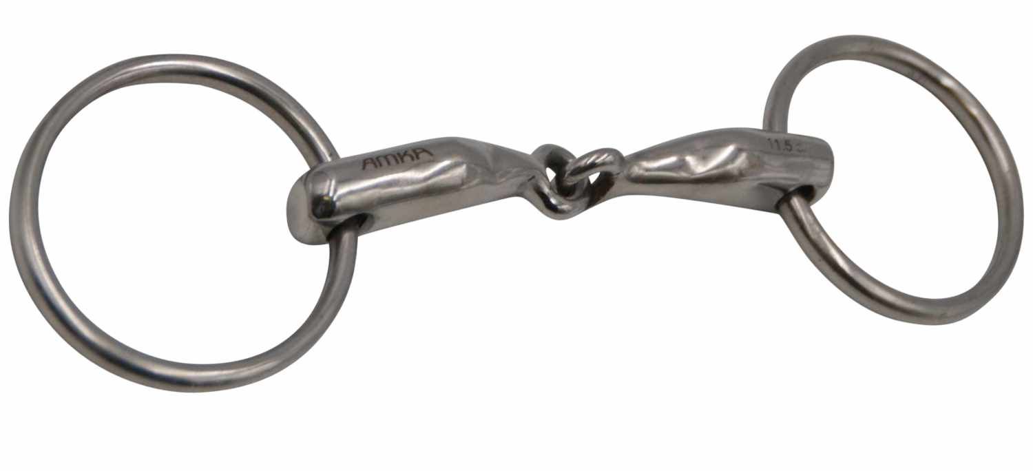 AMKA Wassertrense massiv. Metall, mit zwei Ringen und einem Mundstück. Das Mundstück ist mit dem Ring verbunden.