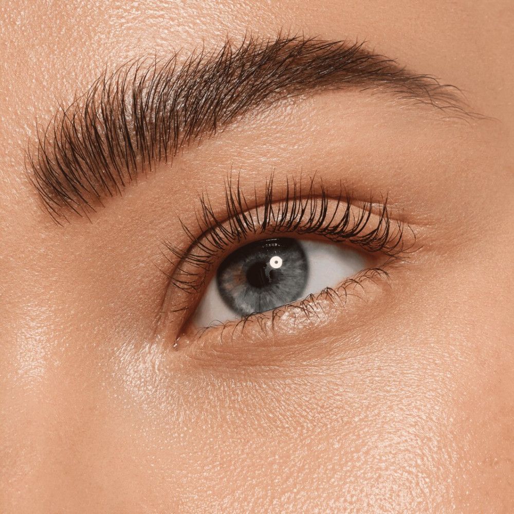 Nahaufnahme eines Auges mit Augenbraue und Wimpern. Blaue Augenfarbe. Produktname oder Marke nicht sichtbar.