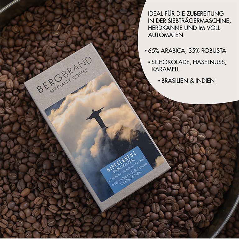 Kaffeepackung mit BERGBRAND Specialty Coffee. Text: Espresso, 65% Arabica, 35% Robusta. Auf Kaffeebohnen.