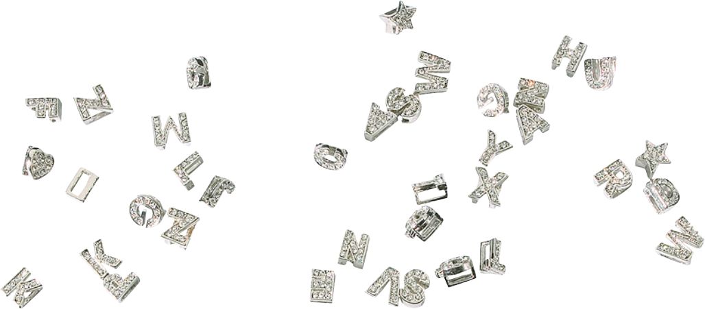 Ein Reiter auf einem grauen Pferd in einer Wiese. Der Reiter trägt einen Helm und weiße Handschuhe.