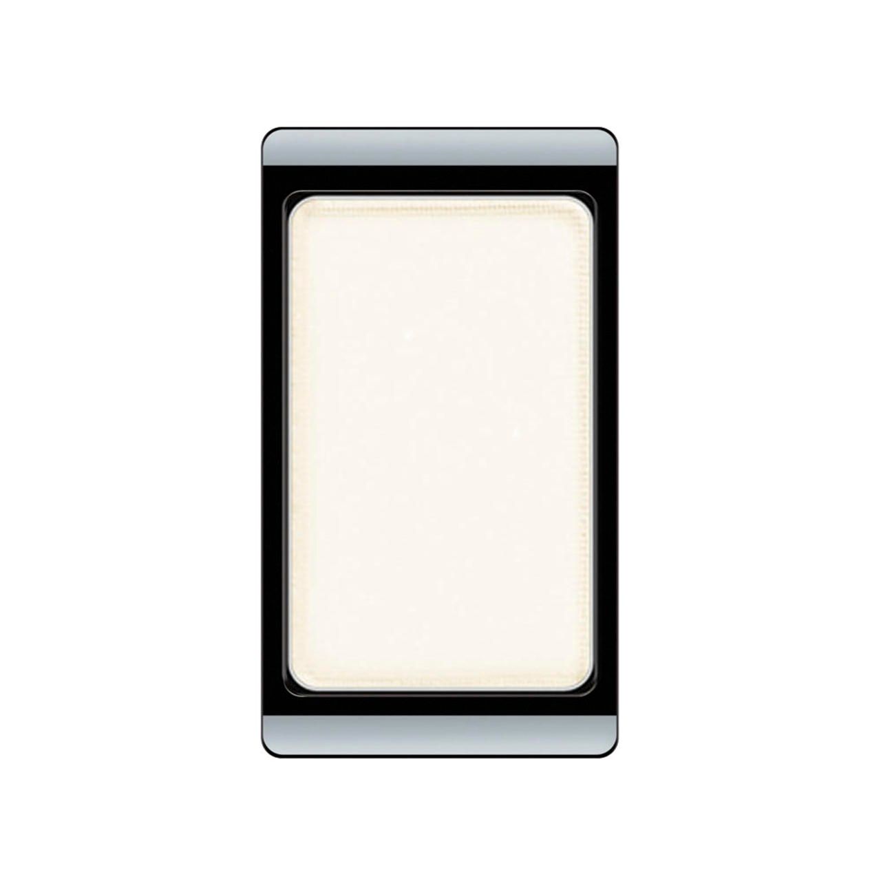 Lidschatten in rechteckiger Form. Helle, matte Farbe. Schwarzer und silberner Rahmen.