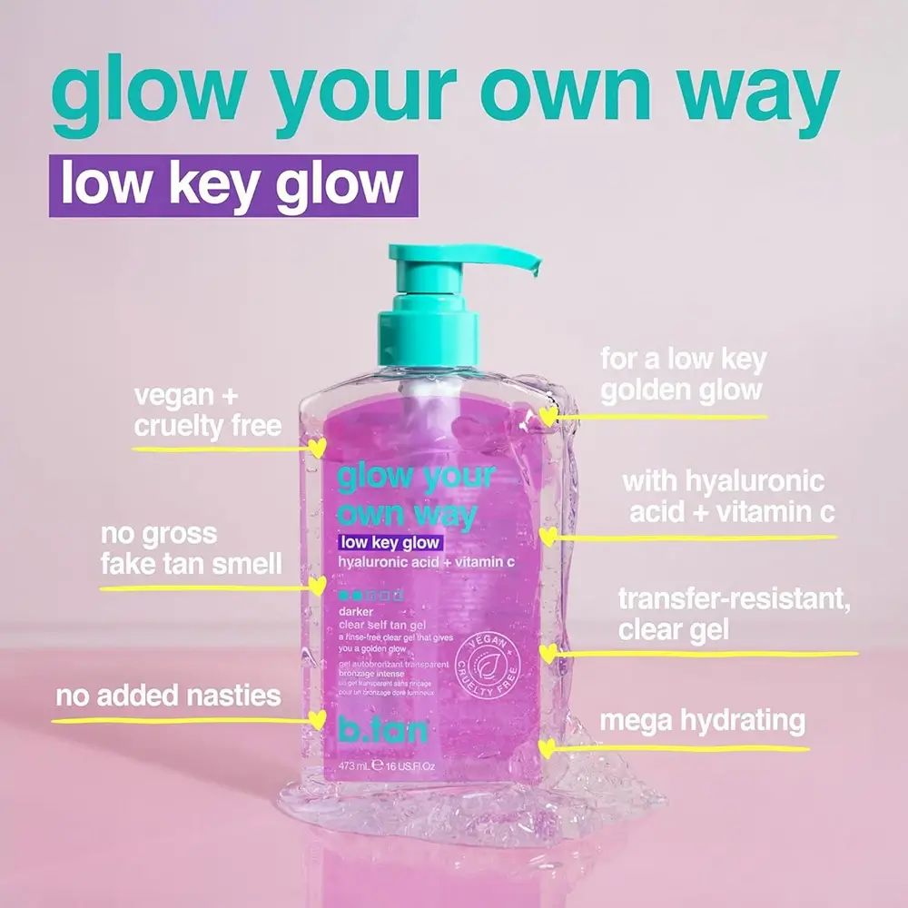 Transparente Flasche mit rosa Flüssigkeit und blauem Pumpkopf. Aufschrift: glow your own way low key glow. Vegan.