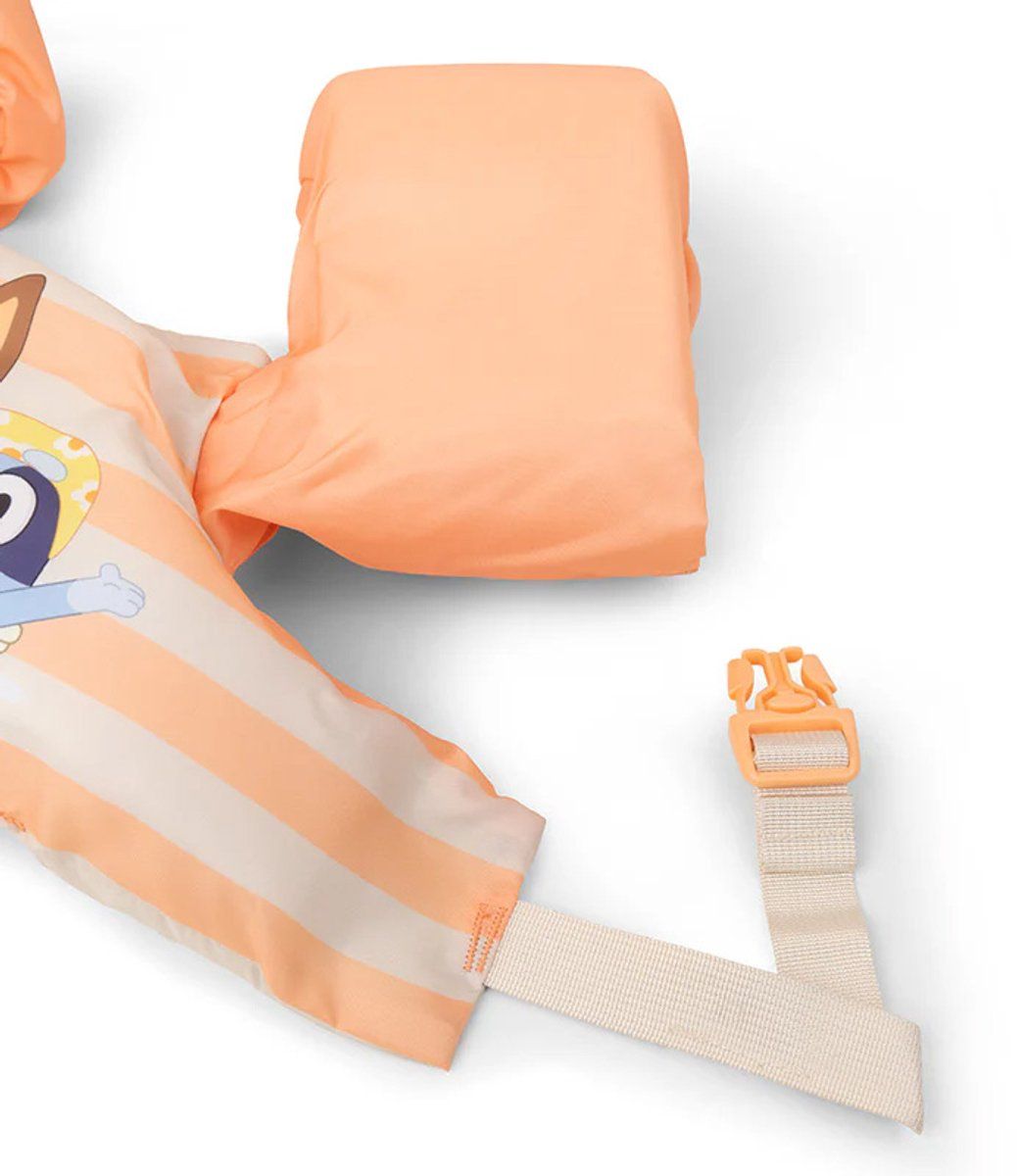 Schwimmhilfe mit Schnalle und Gurt. Orangefarbene Arme, weißes Gurtband mit Schnalle. Detailansicht.