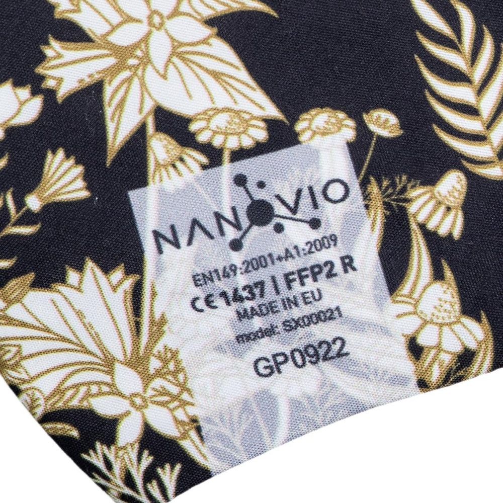 Maske mit floralem Muster und Etikett. Etikett mit "NANOVIO", Zertifizierungen EN149:2001+A1:2009, FFP2 R, CE1437, Made in EU, Modell SX00021, GP0922.