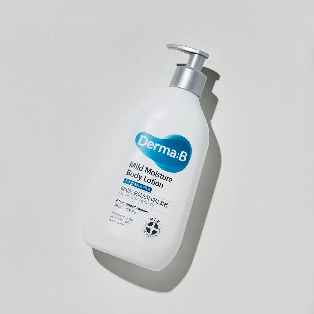 Schräg liegende weiße Flasche mit Pumpe. Aufschrift: Derma:B Mild Moisture Body Lotion. Blaue und türkise Akzente. Text in Englisch und Koreanisch.